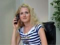 Blonde Dame am Telefon
